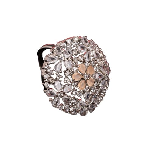 A ZIRCON FINGER RING WITH A SALMON FLOWER DESIGN COMBINES SPARKLING ELEGANCE WITH A SOFT, FLORAL TOUCH IN A CHARMING HUE.