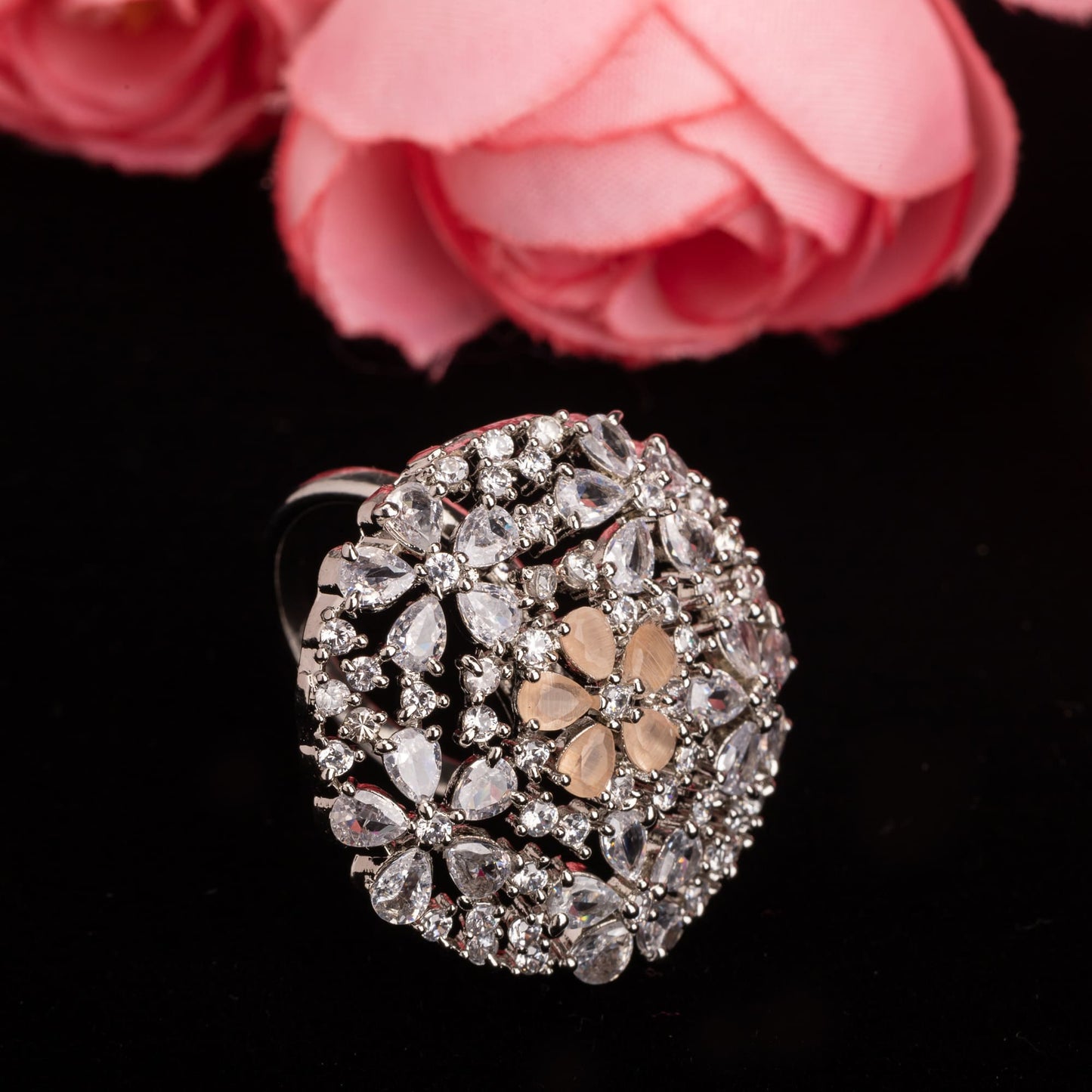 A ZIRCON FINGER RING WITH A SALMON FLOWER DESIGN COMBINES SPARKLING ELEGANCE WITH A SOFT, FLORAL TOUCH IN A CHARMING HUE.