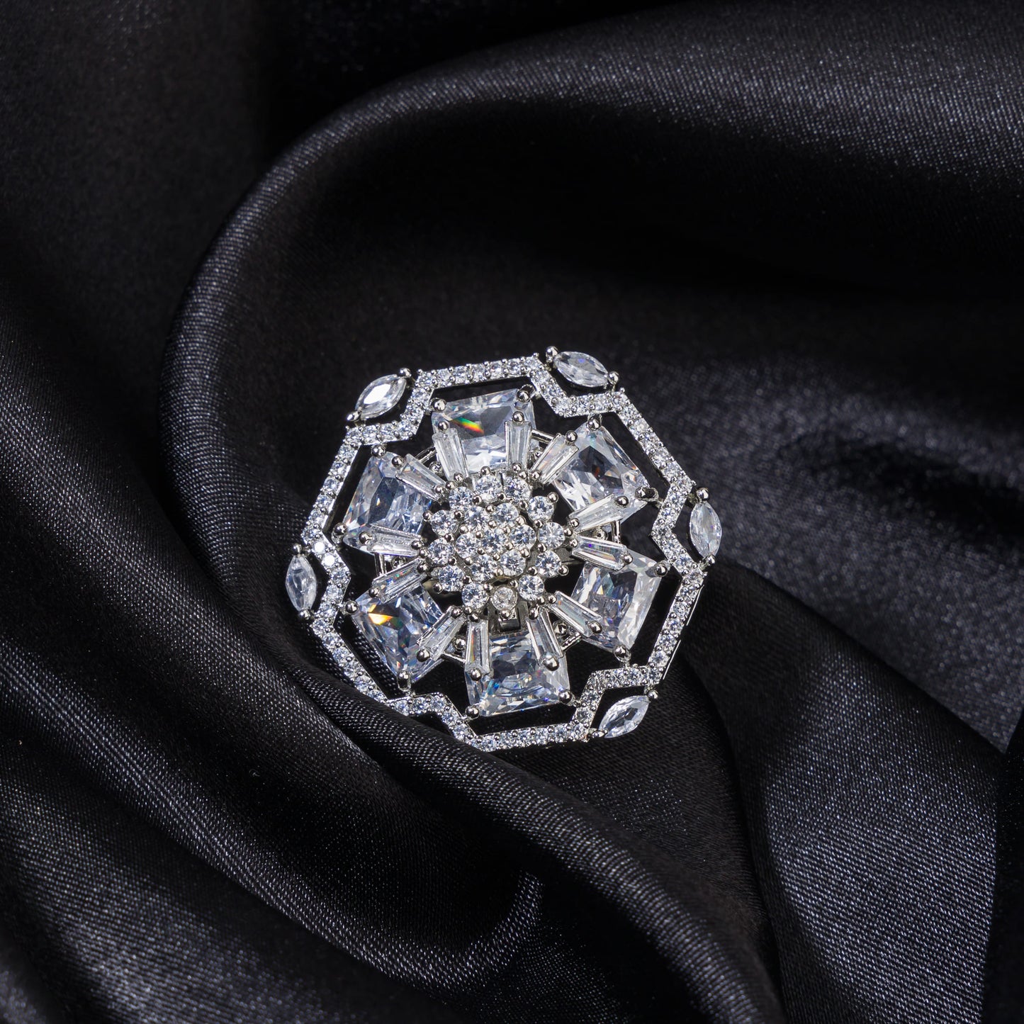 ZIRCON RING DAZZLES WITH ITS VIBRANT, DIAMOND-LIKE SPARKLE