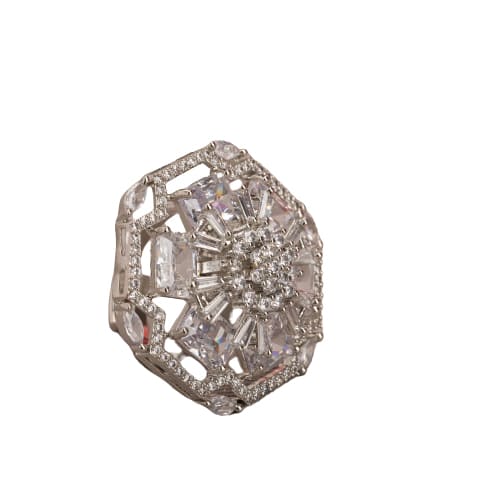 ZIRCON RING DAZZLES WITH ITS VIBRANT, DIAMOND-LIKE SPARKLE