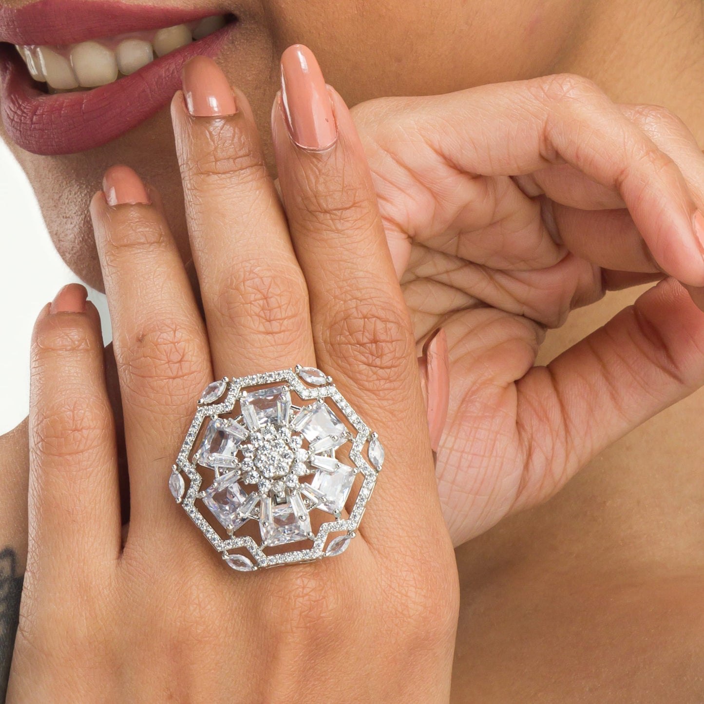 ZIRCON RING DAZZLES WITH ITS VIBRANT, DIAMOND-LIKE SPARKLE