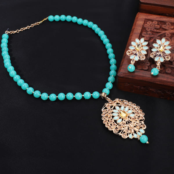 BLUE COLOR PEARL NECKLACE SET WITH KUNDAN STUDDED DETAILS.