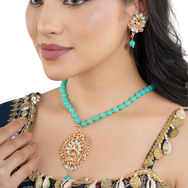 BLUE COLOR PEARL NECKLACE SET WITH KUNDAN STUDDED DETAILS.