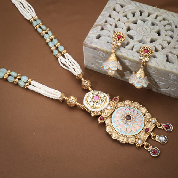 GOLD-TONE LONG NECKLACE SET FEATURING INTRICATE MEENAKARI DESIGN, OFFERING A BLEND OF TRADITIONAL ARTISTRY