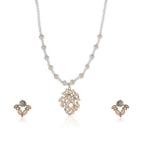 ELEGANT NECKLACE SET STUDDED WITH PEARLS, OFFERING A TIMELESS AND SOPHISTICATED TOUCH.