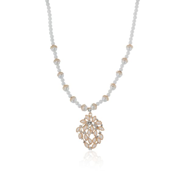 ELEGANT NECKLACE SET STUDDED WITH PEARLS, OFFERING A TIMELESS AND SOPHISTICATED TOUCH.