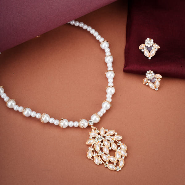 ELEGANT NECKLACE SET STUDDED WITH PEARLS, OFFERING A TIMELESS AND SOPHISTICATED TOUCH.