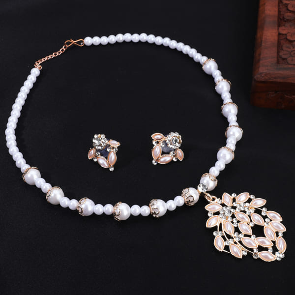 ELEGANT NECKLACE SET STUDDED WITH PEARLS, OFFERING A TIMELESS AND SOPHISTICATED TOUCH.