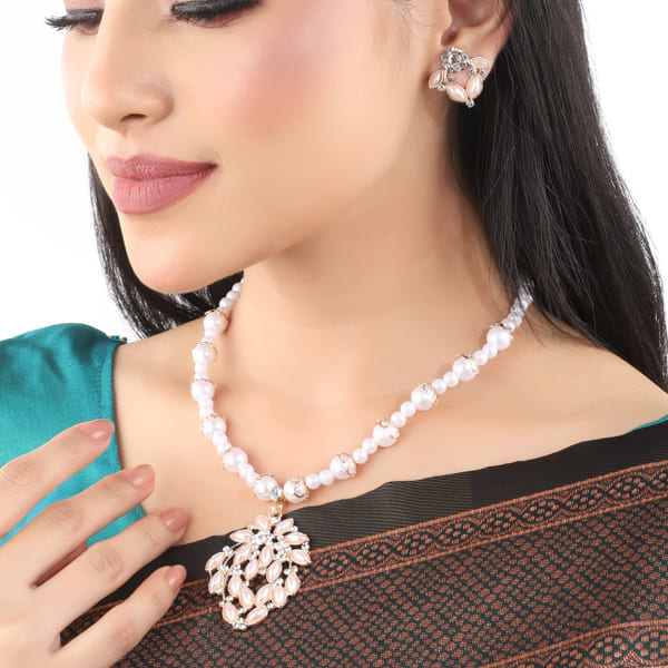 ELEGANT NECKLACE SET STUDDED WITH PEARLS, OFFERING A TIMELESS AND SOPHISTICATED TOUCH.