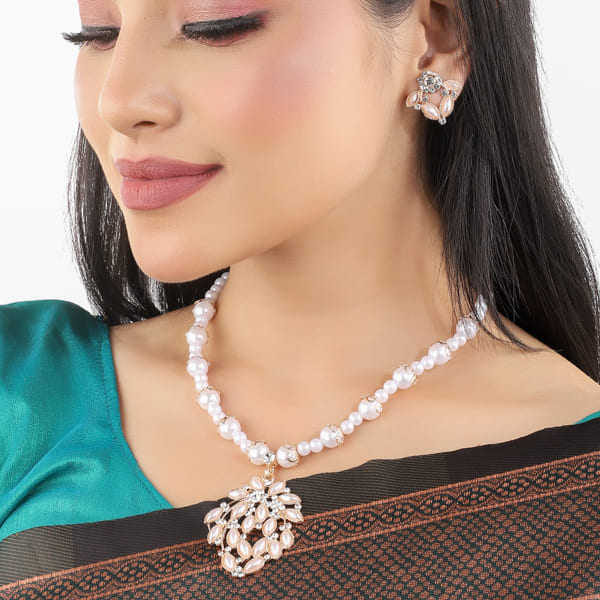 ELEGANT NECKLACE SET STUDDED WITH PEARLS, OFFERING A TIMELESS AND SOPHISTICATED TOUCH.