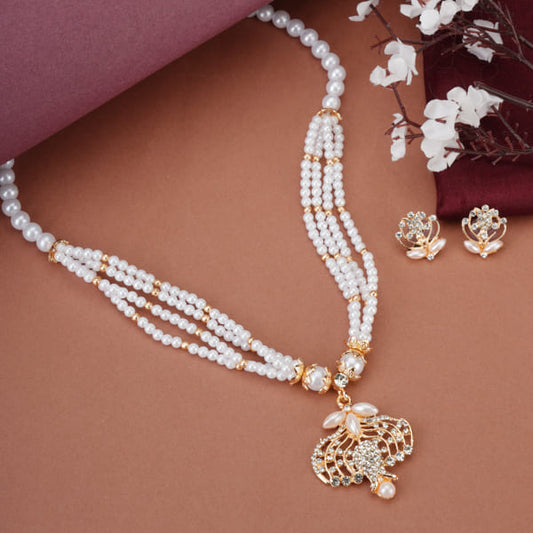 ELEGENT PEARLS STUDDED NECKLACE SET WITH A ROSE GOLD TOUCH.