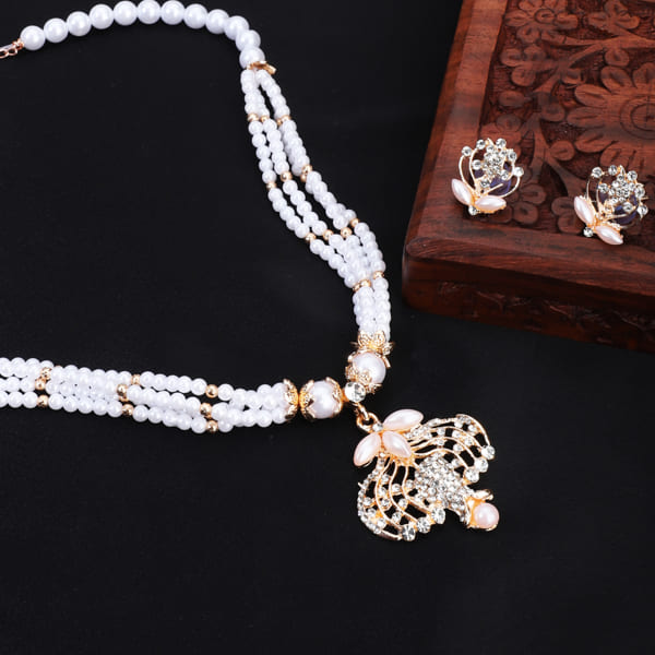 ELEGENT PEARLS STUDDED NECKLACE SET WITH A ROSE GOLD TOUCH.