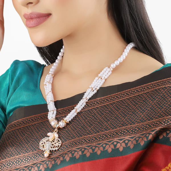 ELEGENT PEARLS STUDDED NECKLACE SET WITH A ROSE GOLD TOUCH.