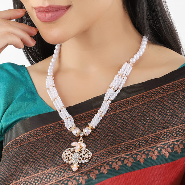 ELEGENT PEARLS STUDDED NECKLACE SET WITH A ROSE GOLD TOUCH.