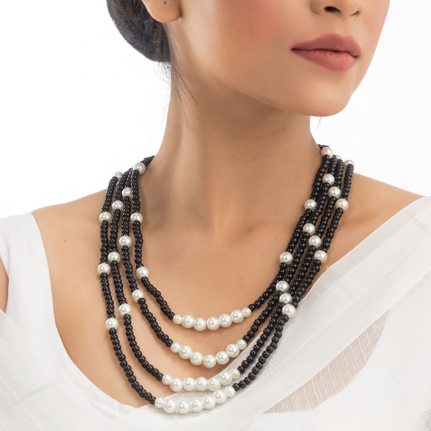 ELEVATE YOUR ELEGANCE WITH THIS BLACK AND WHITE PEARLS STUDDED LONG NECKLACE SET.