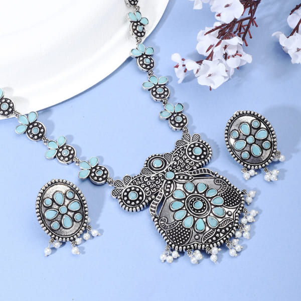 ADD A TOUCH OF VINTAGE CHARM WITH THIS OXIDIZED LONG NECKLACE SET.