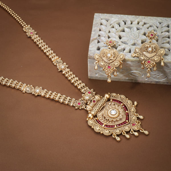 BEAUTIFUL DESIGN CRAFTED NECKLACE SET STUDDED WITH PINK STONES, OFFERING A VIBRANT AND ELEGANT TOUCH