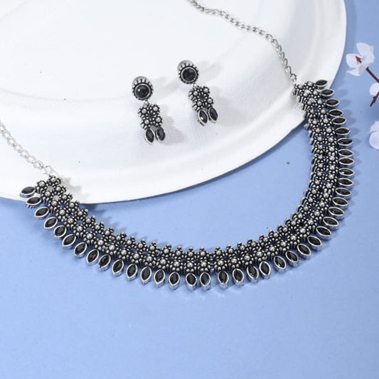 THIS STRIKING OXIDIZED NECKLACE SET FEATURES BLACK STONES FOR A SLEEK, MODERN LOOK.