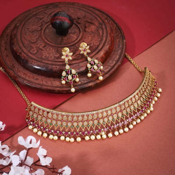 ADD A SPLASH OF COLOR WITH THIS MULTICOLOR STONES STUDDED GOLDTONE CHOKER SET.