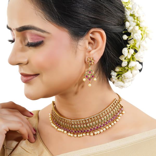 ADD A SPLASH OF COLOR WITH THIS MULTICOLOR STONES STUDDED GOLDTONE CHOKER SET.