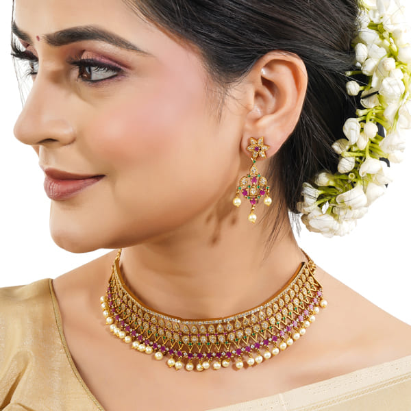 ADD A SPLASH OF COLOR WITH THIS MULTICOLOR STONES STUDDED GOLDTONE CHOKER SET.