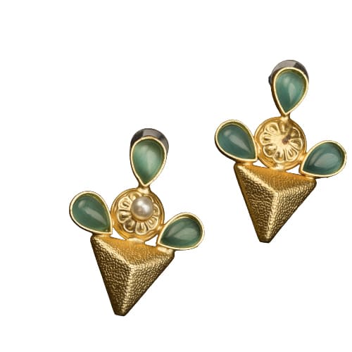 EARRINGS WITH A SINGLE PEARL WITH GOLDTONE FINISHING OFFERS CLASSIC ELEGANCE WITH A TOUCH OF LUXURY."