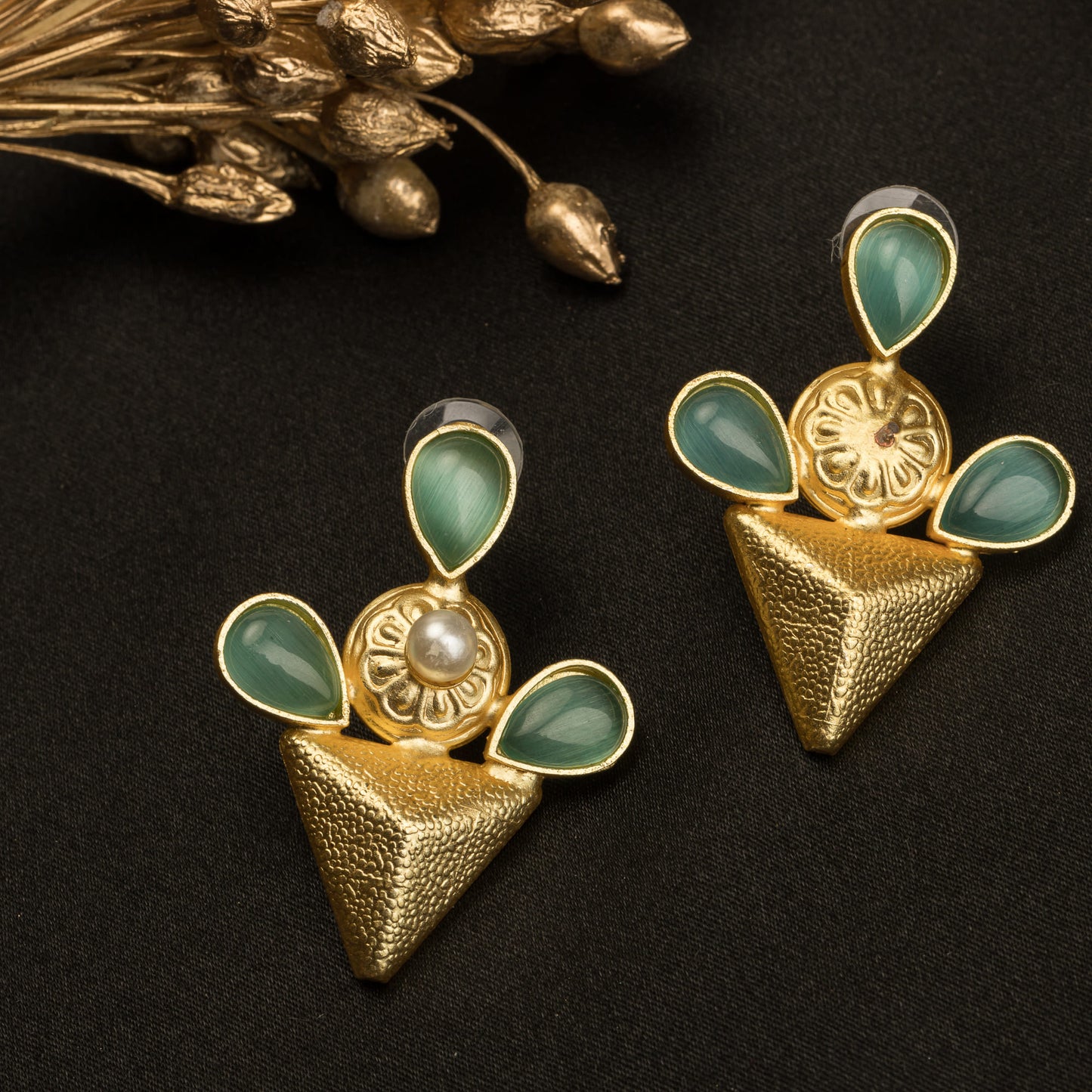 EARRINGS WITH A SINGLE PEARL WITH GOLDTONE FINISHING OFFERS CLASSIC ELEGANCE WITH A TOUCH OF LUXURY."