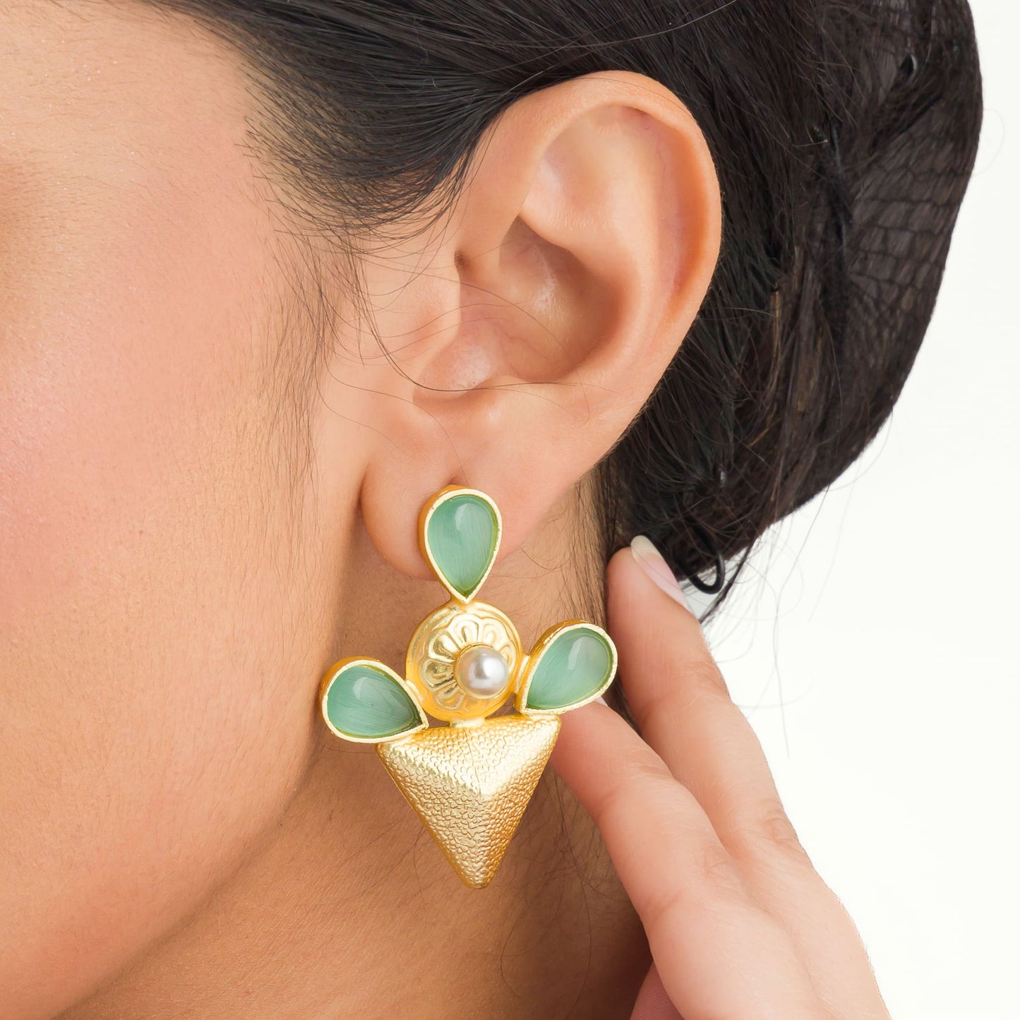 EARRINGS WITH A SINGLE PEARL WITH GOLDTONE FINISHING OFFERS CLASSIC ELEGANCE WITH A TOUCH OF LUXURY."