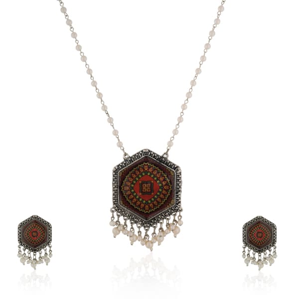 ELEVATE YOUR STYLE WITH THIS OXIDIZED LONG NECKLACE FEATURING SMALL PEARLS.