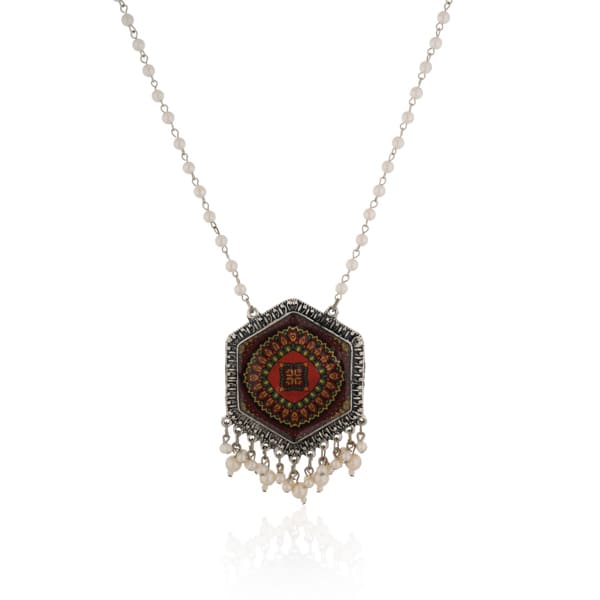 ELEVATE YOUR STYLE WITH THIS OXIDIZED LONG NECKLACE FEATURING SMALL PEARLS.