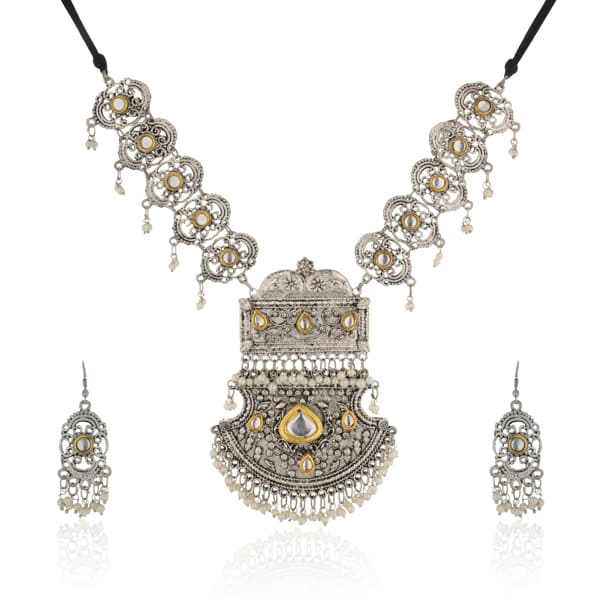 CLASSIC GOLD-TONE NECKLACE SET THAT ADDS A TOUCH OF ELEGANCE TO ANY OUTFIT