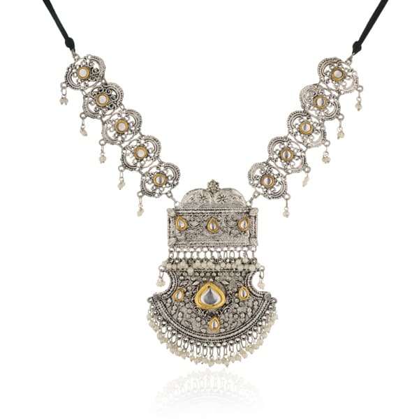 CLASSIC GOLD-TONE NECKLACE SET THAT ADDS A TOUCH OF ELEGANCE TO ANY OUTFIT