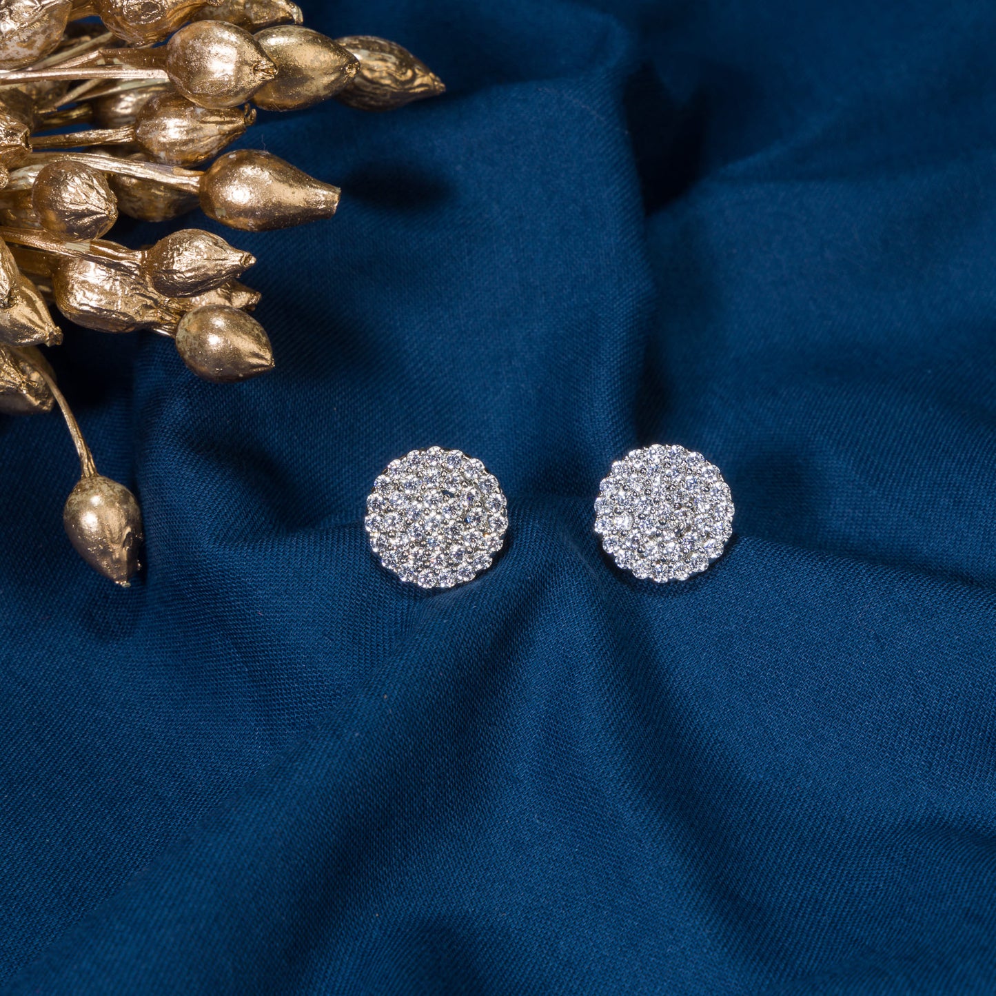 SMALL ZIRCON STUDS OFFER A SUBTLE YET SPARKLING TOUCH OF ELEGANCE, PERFECT FOR EVERYDAY WEAR.