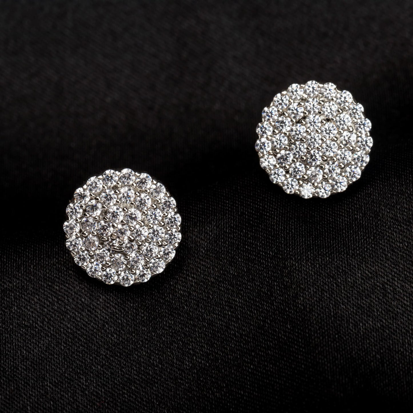 SMALL ZIRCON STUDS OFFER A SUBTLE YET SPARKLING TOUCH OF ELEGANCE, PERFECT FOR EVERYDAY WEAR.