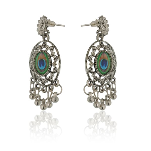 EMBRACE ELEGANCE WITH OUR OXIDIZED PEACOCK FEATHER EARRINGS. THE INTRICATE, MAJESTIC DESIGN EXUDES VINTAGE CHARM THAT WILL ELEVATE ANY OUTFIT