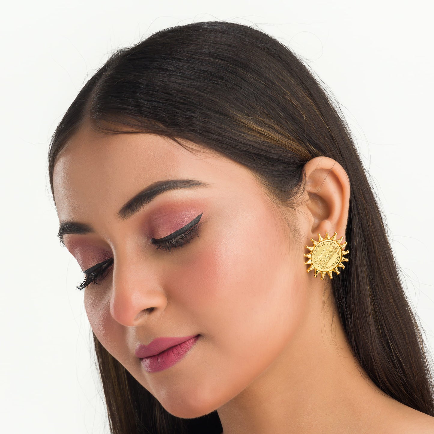 THE SUN DESIGN RANI VICTORIA EARRINGS BLEND REGAL ELEGANCE WITH CLASSIC STYLE.