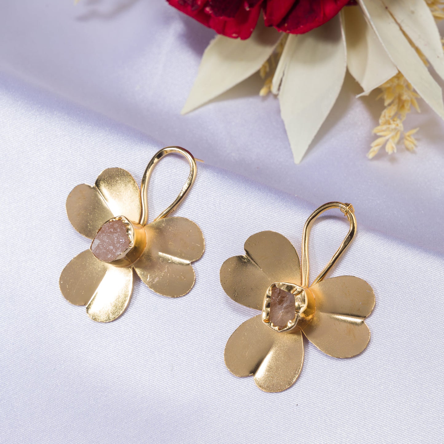 SMALL GOLD-TONE FLOWER EARRINGS WITH WHITE UNCUT STONES OFFER A DELICATE AND ELEGANT TOUCH WITH A HINT OF VINTAGE CHARM.