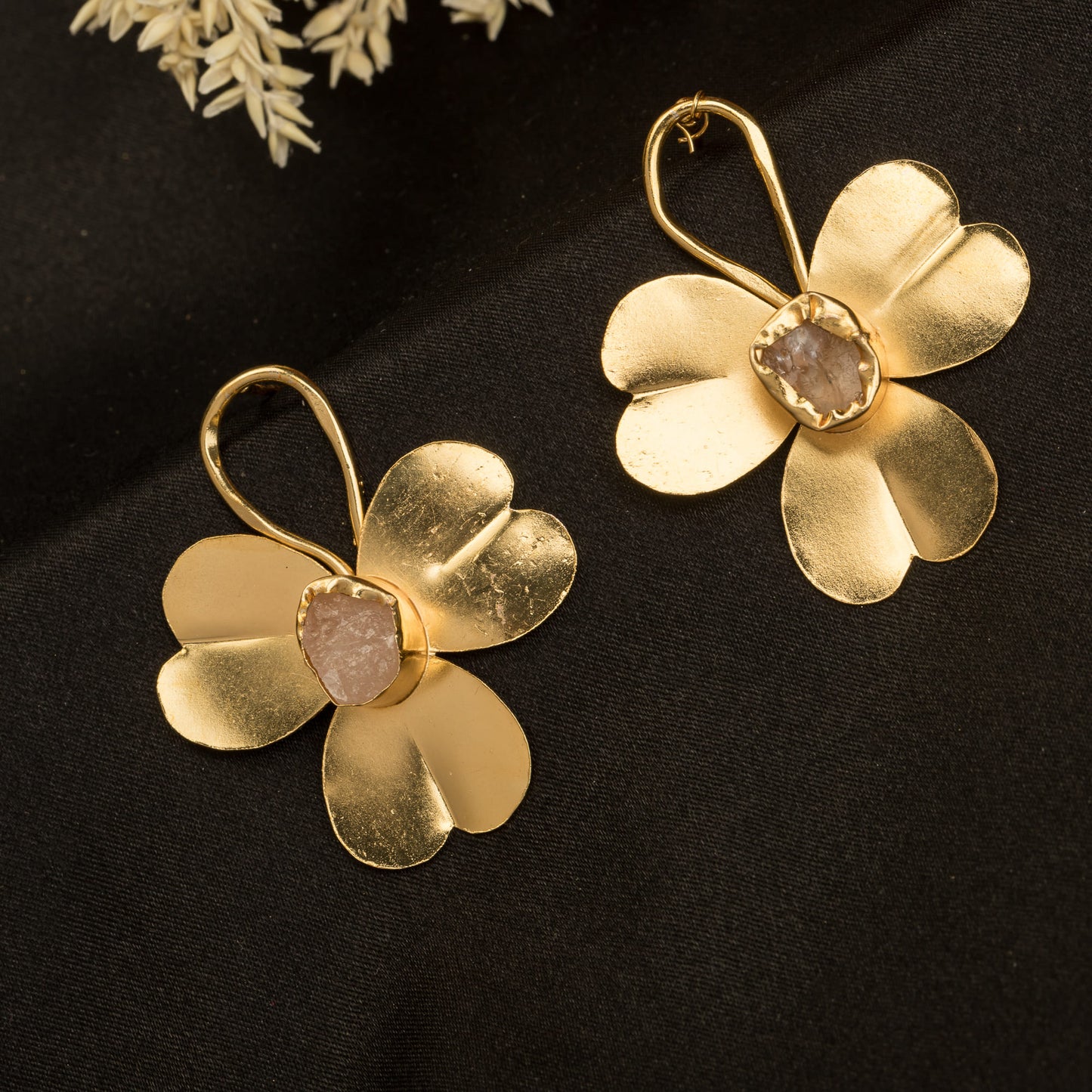 SMALL GOLD-TONE FLOWER EARRINGS WITH WHITE UNCUT STONES OFFER A DELICATE AND ELEGANT TOUCH WITH A HINT OF VINTAGE CHARM.