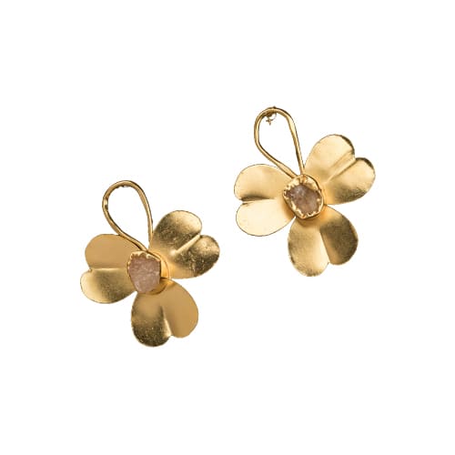 SMALL GOLD-TONE FLOWER EARRINGS WITH WHITE UNCUT STONES OFFER A DELICATE AND ELEGANT TOUCH WITH A HINT OF VINTAGE CHARM.