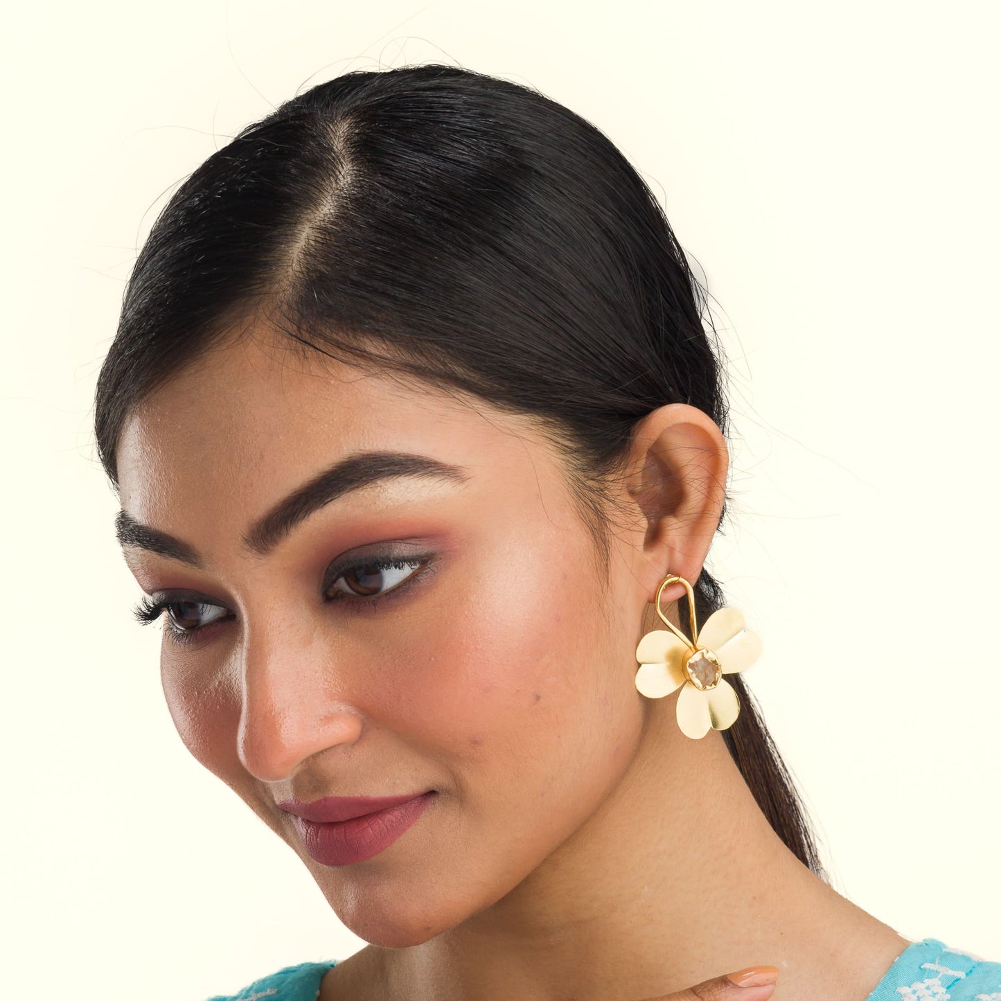 SMALL GOLD-TONE FLOWER EARRINGS WITH WHITE UNCUT STONES OFFER A DELICATE AND ELEGANT TOUCH WITH A HINT OF VINTAGE CHARM.