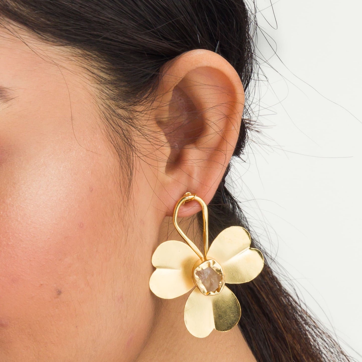 SMALL GOLD-TONE FLOWER EARRINGS WITH WHITE UNCUT STONES OFFER A DELICATE AND ELEGANT TOUCH WITH A HINT OF VINTAGE CHARM.