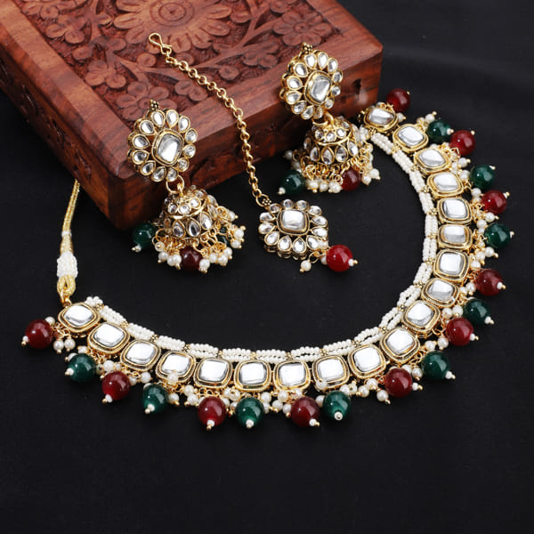 KUNDAN AND MULTICOLOUR PEARLS STUDDED NECKLACE SET WITH MATCHING EARRINGS AND MAANGTIKA