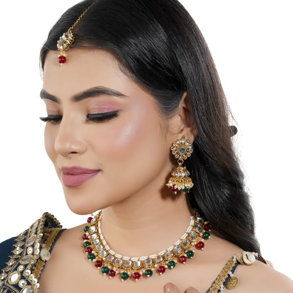 KUNDAN AND MULTICOLOUR PEARLS STUDDED NECKLACE SET WITH MATCHING EARRINGS AND MAANGTIKA