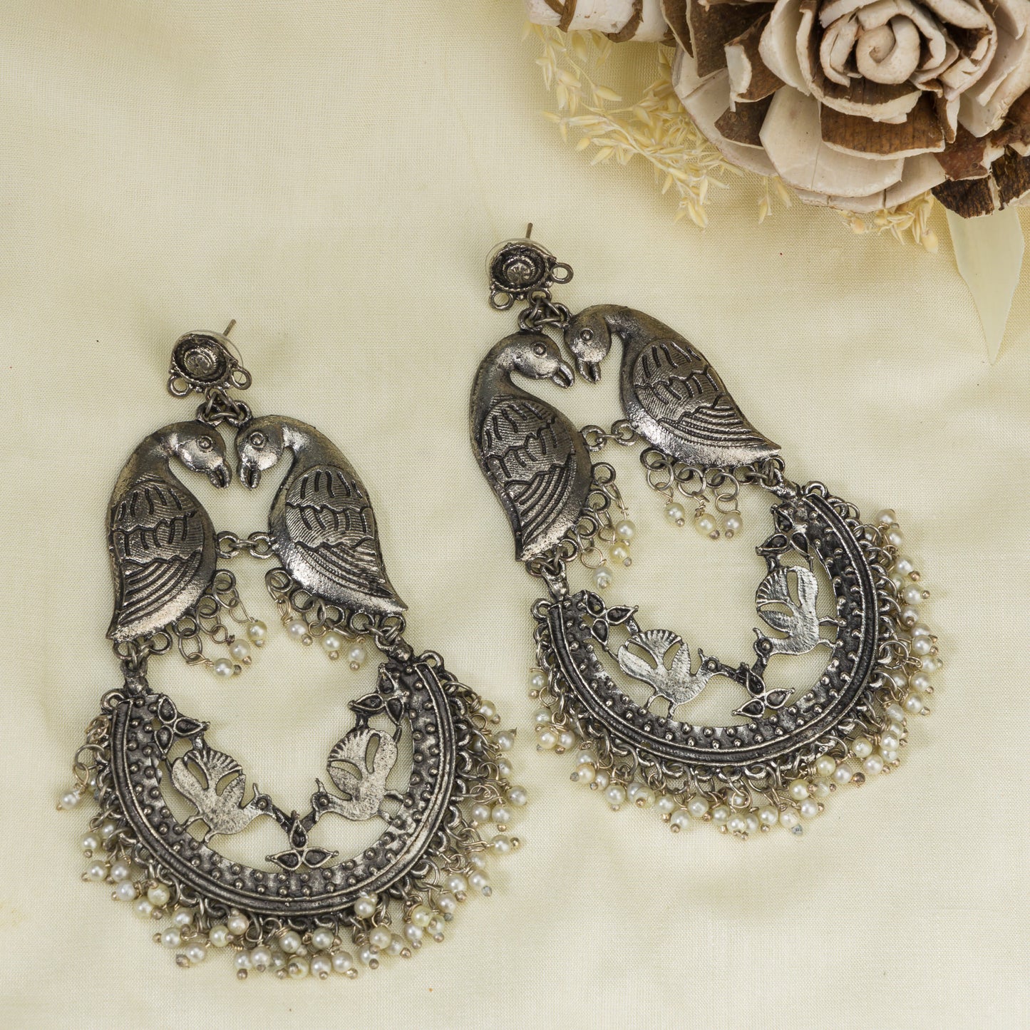 OXIDIZED EARRINGS WITH TWO BIRDS PROVIDE A SUBTLE, VINTAGE-INSPIRED TOUCH WITH CHARMING AND INTRICATE DETAILS.