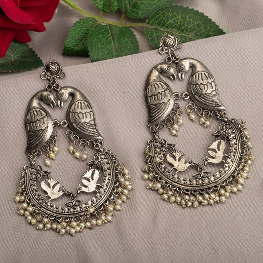 OXIDIZED EARRINGS WITH TWO BIRDS PROVIDE A SUBTLE, VINTAGE-INSPIRED TOUCH WITH CHARMING AND INTRICATE DETAILS.