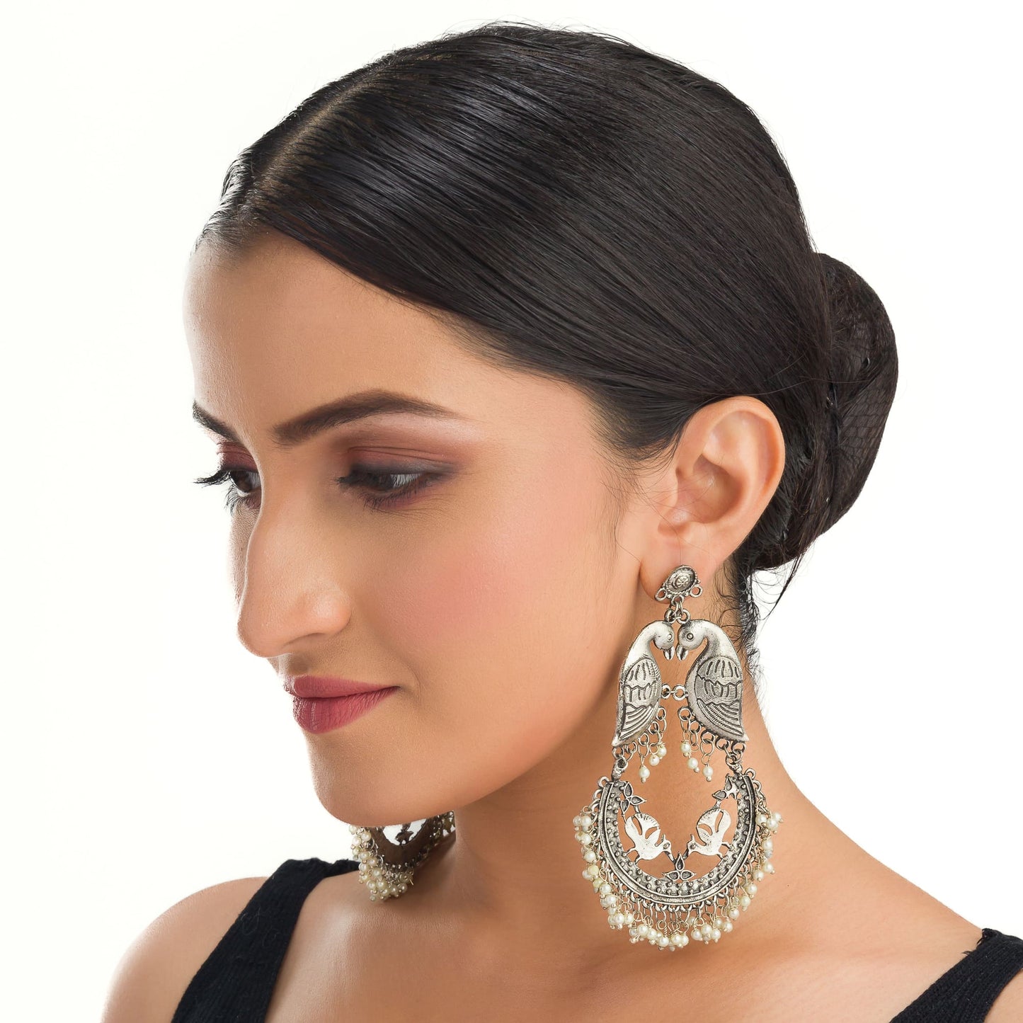 OXIDIZED EARRINGS WITH TWO BIRDS PROVIDE A SUBTLE, VINTAGE-INSPIRED TOUCH WITH CHARMING AND INTRICATE DETAILS.