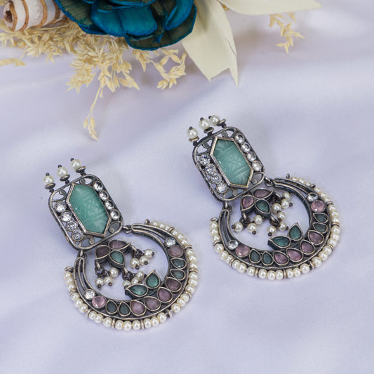 OXIDIZED EARRINGS WITH GREEN STONES OFFER A BLEND OF VINTAGE CHARM AND VIBRANT COLOR, ADDING A UNIQUE TOUCH TO ANY LOOK.