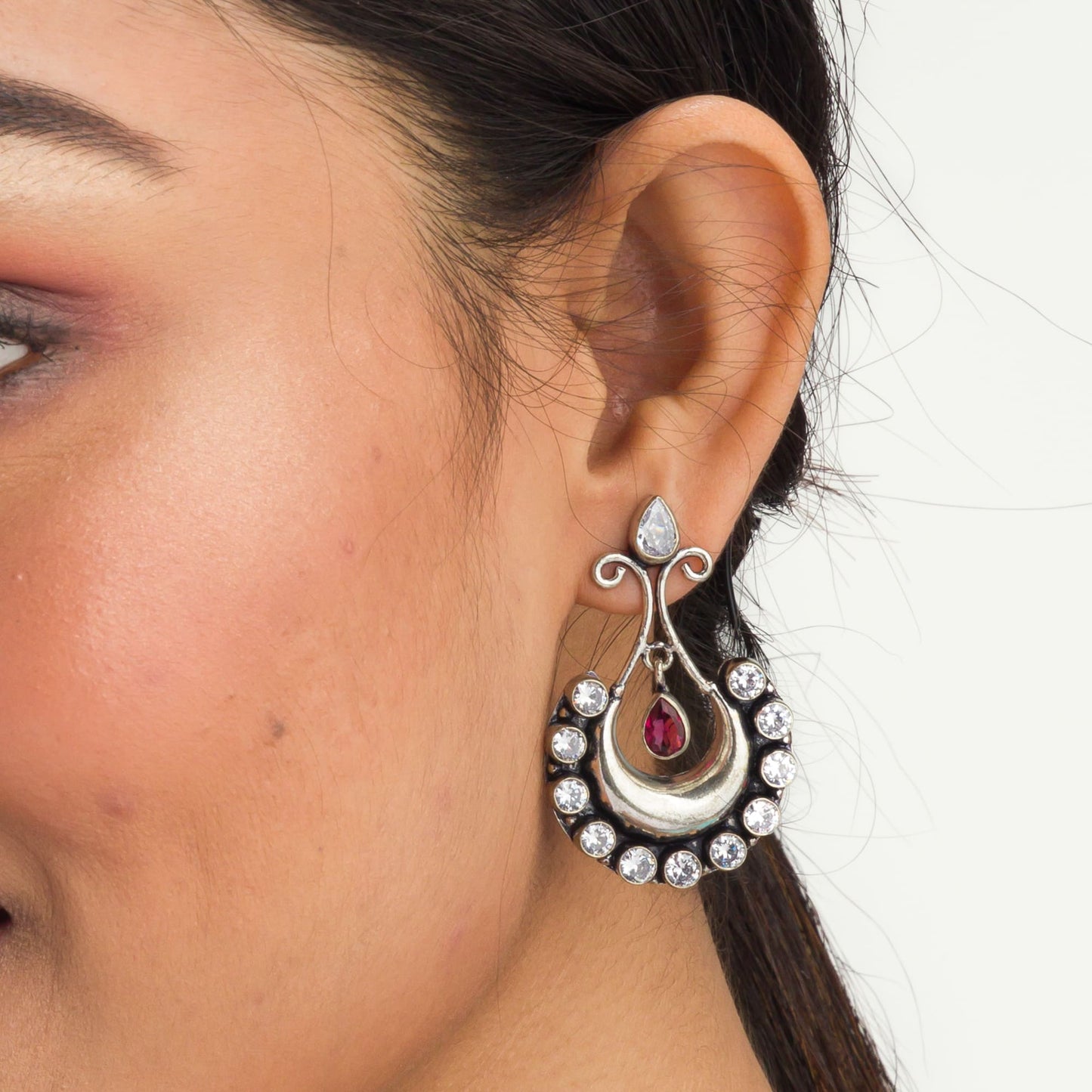 OXIDIZED STUDS WITH RED AND WHITE STONES OFFER A STRIKING, VINTAGE-INSPIRED CONTRAST."