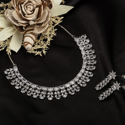 TIMELESS ZIRCON NECKLACE SHOWCASING BRILLIANT CLARITY AND SOPHISTICATED SPARKLE.