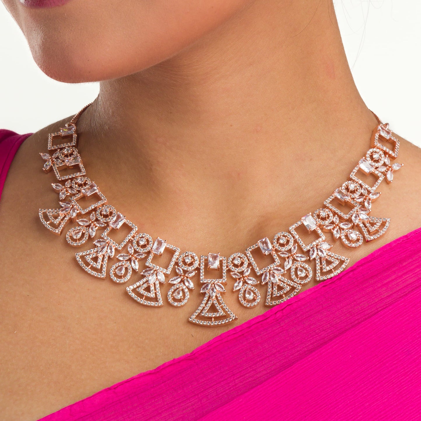 THE ZIRCON NECKLACE IN ROSE GOLD COMBINES SUBTLE SHIMMER WITH WARM, ELEGANT TONES.